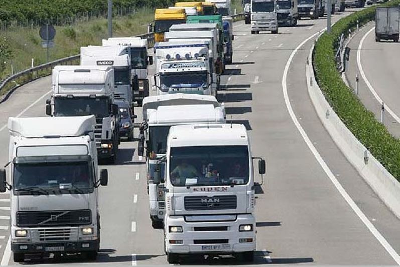 Una carretera con mucho tráfico de camiones
