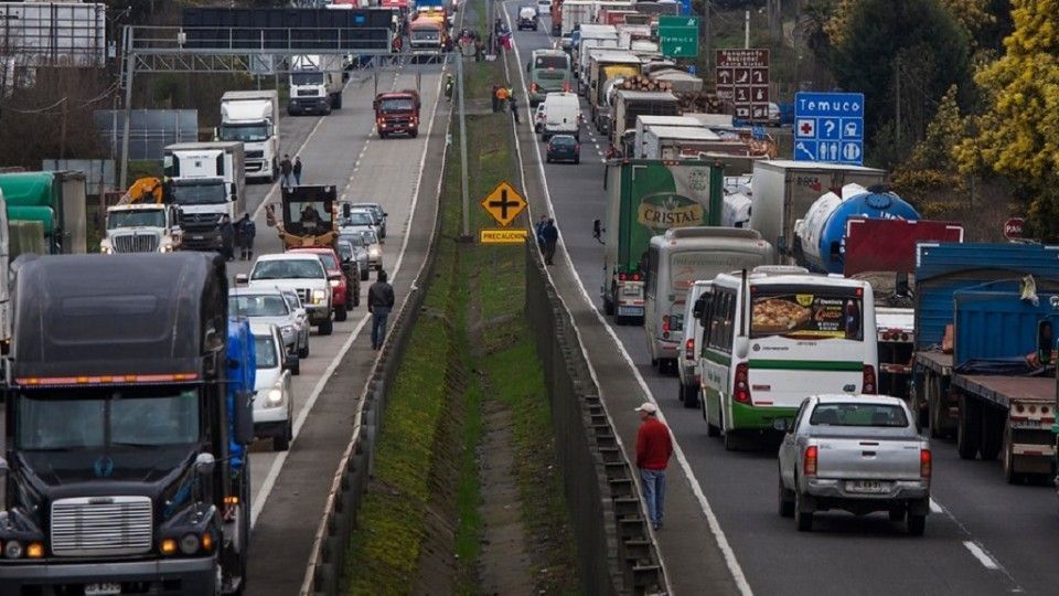 Camiones en una carretera argentina