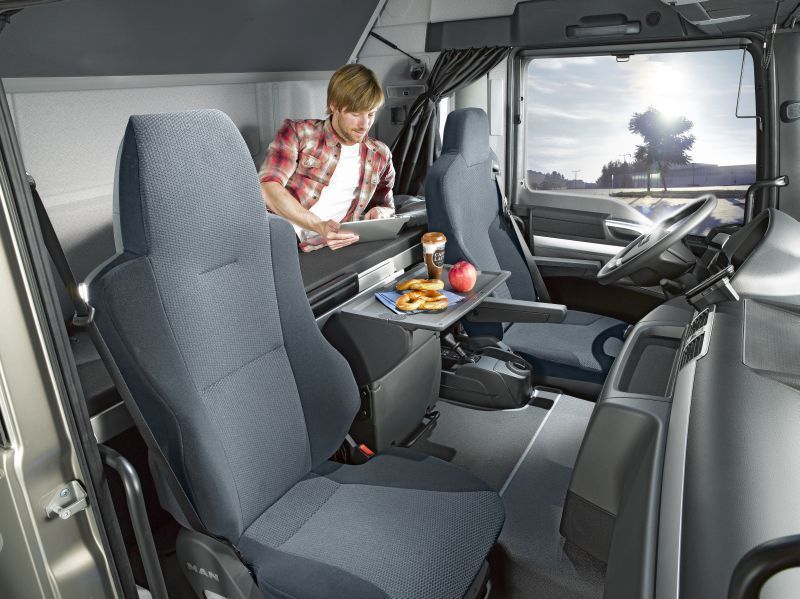The new MAN TGL and TGM come along with a new interior which convinces with its sophisticated functionality and top-class comfort, using high-quality materials of a standard usually seen only in premium passenger cars. DE:Die neuen MAN TGL und TGM bieten auch einen neu gestalteten Innenraum. Er überzeugt durch ausgefeilte Funktionalität, beste Komforteigenschaften und bietet hochwertige Materialien, die sonst nur in Pkw der Premiumklasse zu finden sind. UK: The new MAN TGL and TGM come along with a new interior which convinces with its sophisticated functionality and top-class comfort, using high-quality materials of a standard usually seen only in premium passenger cars.