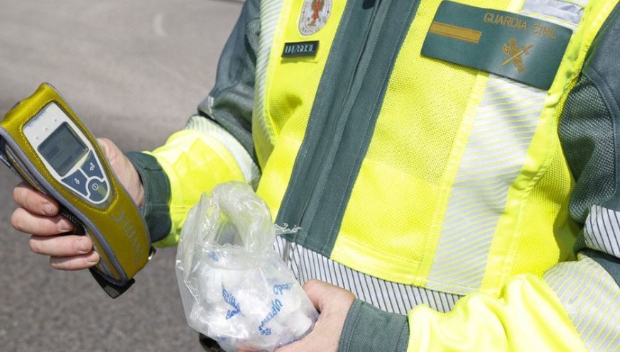 Agente de la Guardia Civil en un control de alcoholemia
