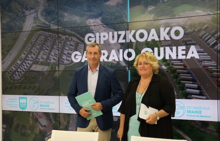 El diputado general, Markel Olano, y la diputada de Infraestructuras Viarias, Aintzane Oiarbide