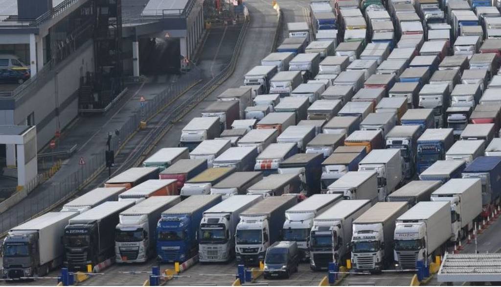 Largas colas de camioneros atrapados en Francia y Reino Unido