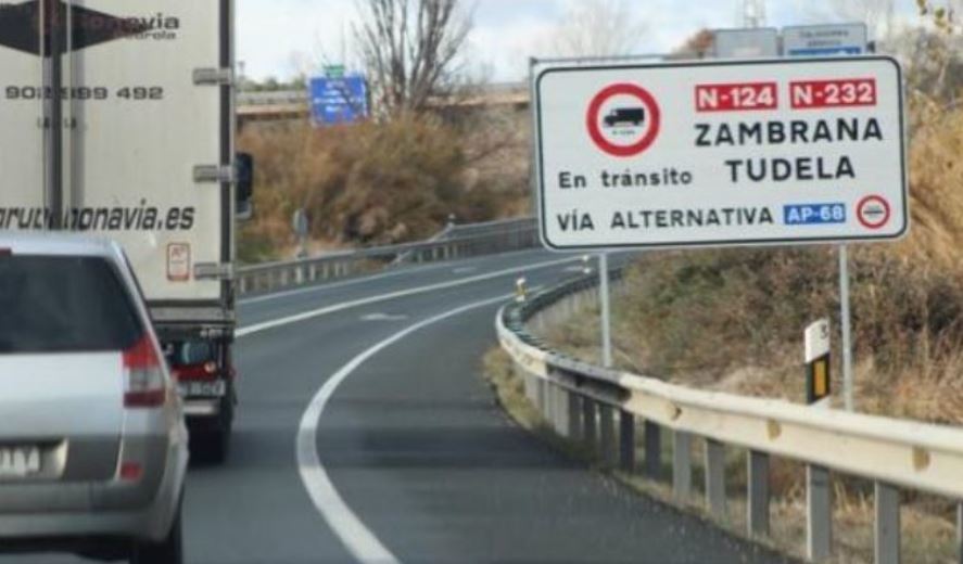 Camion circulando por la N-232