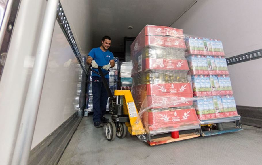 Imagen de un camionero descargando