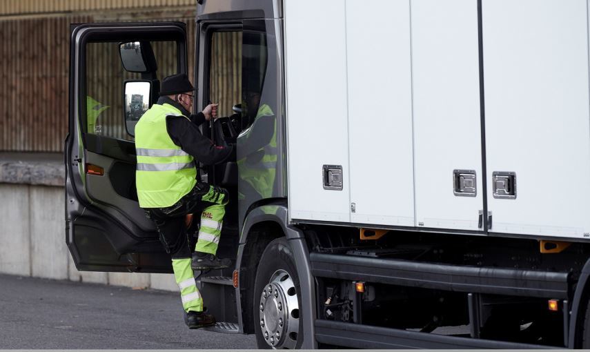 Imagen de un camionero con el chaleco C-me de Scania