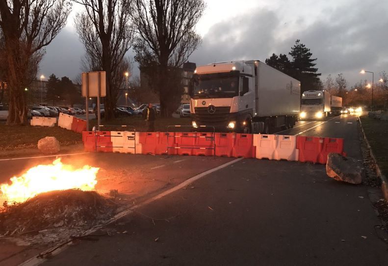 Corte de camiones por los bloqueos de los "chalecos amarillos" en Francia