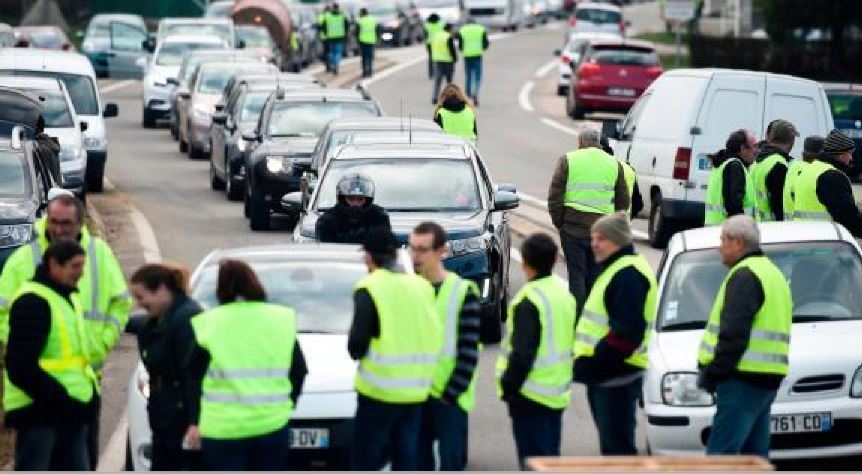 Imagen de los chalecos amarillos cortando una carretera en Francia