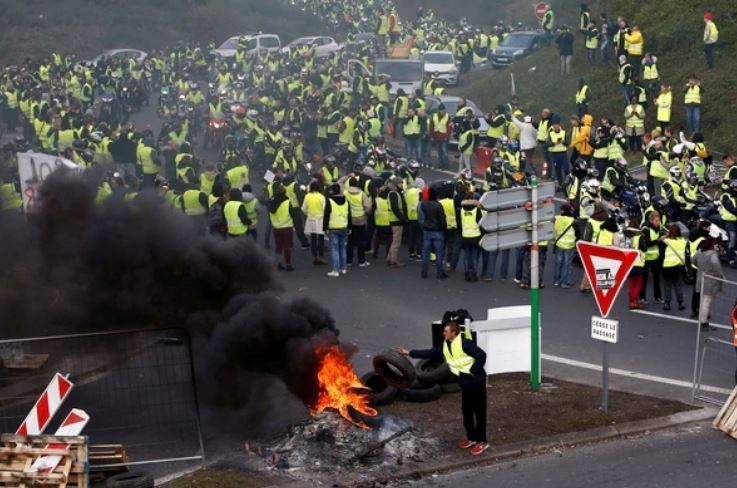 Manifestantes usan el símbolo del movimiento en Nantes (Reuters)