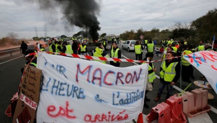 Una protesta bloquea el acceso a una distribuidora de combustible en Fos-sur-Mer (Reuters)