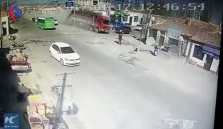 شاحنة مسرعة تهدم 3 منازل وتقتل 5 أشخاص
