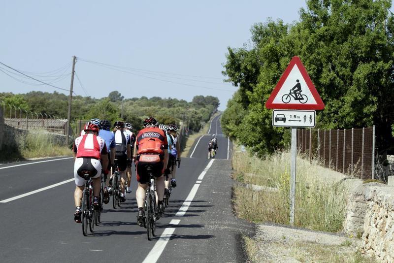 Un grupo de ciclistas circulando en paralelo