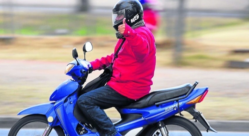 Imagen de un hombre en ciclomotor