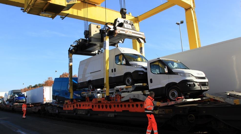Imagen de carga de furgonetas IVECO en un tren