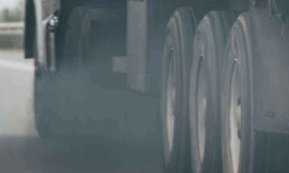 Humo de un camión