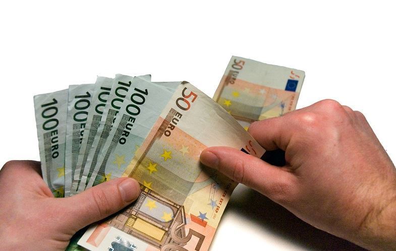 Unas manos con dinero
