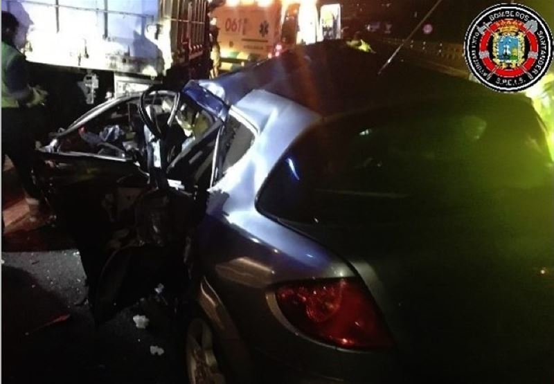 Estado en el que ha quedado el coche tras la colisión con el camión