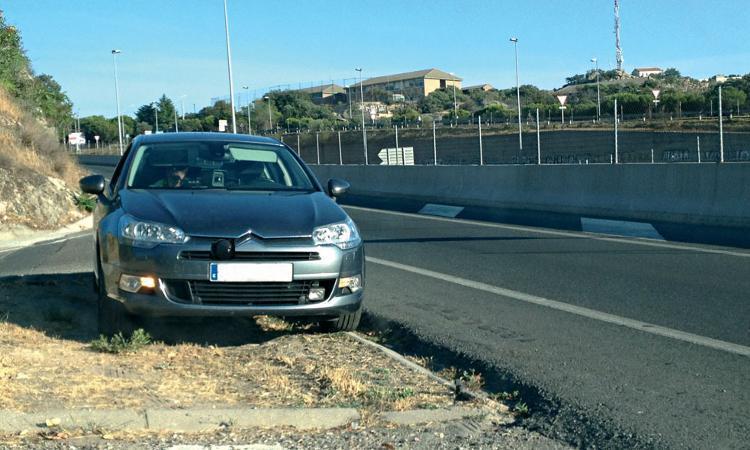 Coche camuflado utilizado como radar móvil