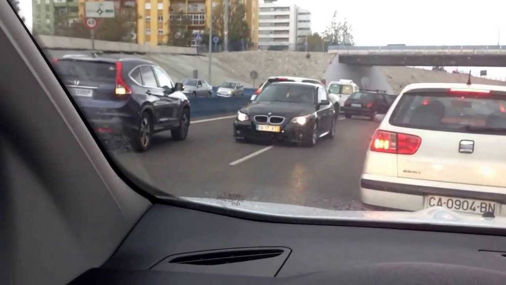 Un coche en dirección contraria