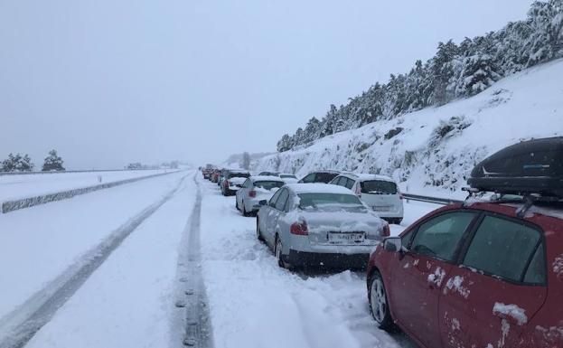coches, atrapados, familias, temporal, nieve, carreteras, retorno, vacaciones,
