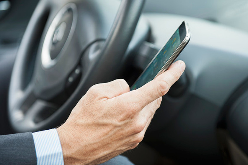 Imagen de un conductor con el movil
