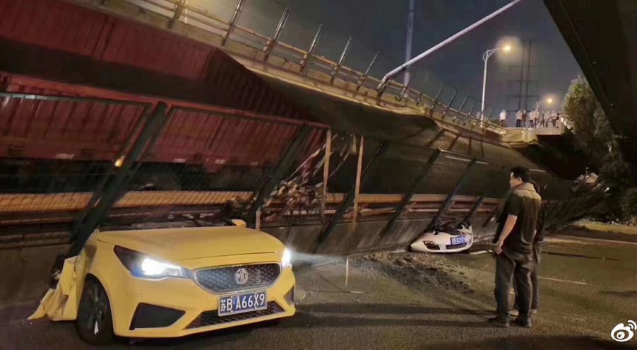 Imagen de dos coches aplastados por el puente