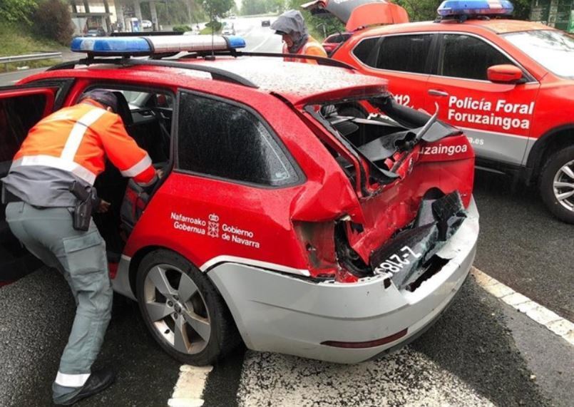 Estado en el que ha quedado el coche patrulla tras la colisión del camión