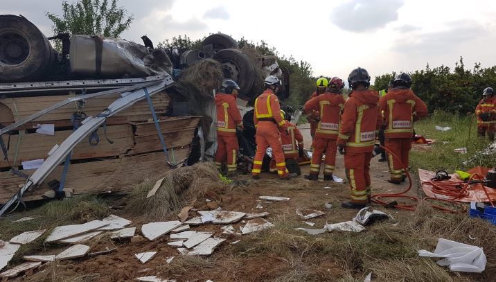 Imagen del camión volcado en el accidente
