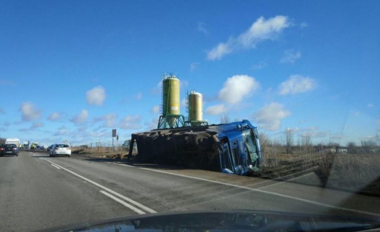 Camión volcado tras la colisión con una furgoneta en la N-120