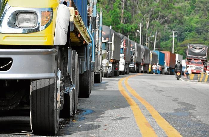 Más de 400 tracto camiones permanecen estacionados en la carretera que comunica a Tolima con Quindío, después de que un alud de tierra taponara un importante tramo de la vía. (Colprensa) Más de 400 tracto camiones permanecen estacionados en la carretera que comunica a Tolima con Quindío, después de que un alud de tierra taponara un importante tramo de la vía. (Colprensa)