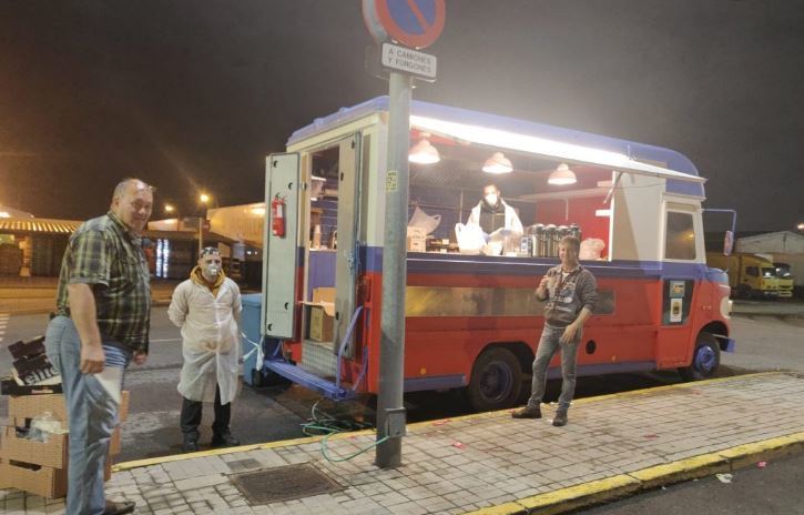 Imagen del reparto de comida para camioneros