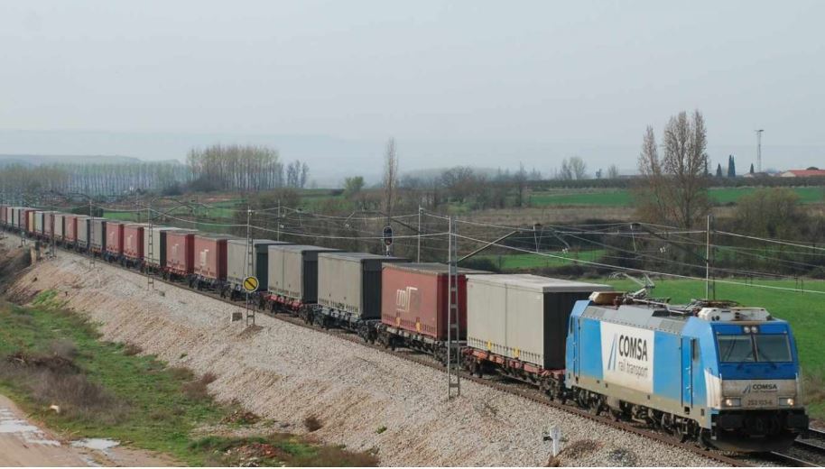Un tren de mercancías de Comsa Raíl