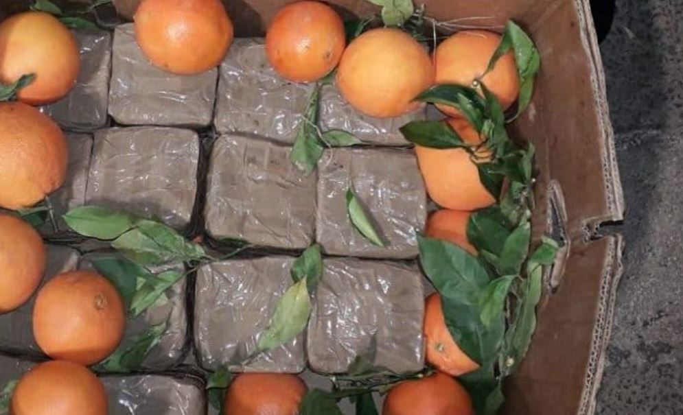 Imagen de hachís entre mandarinas