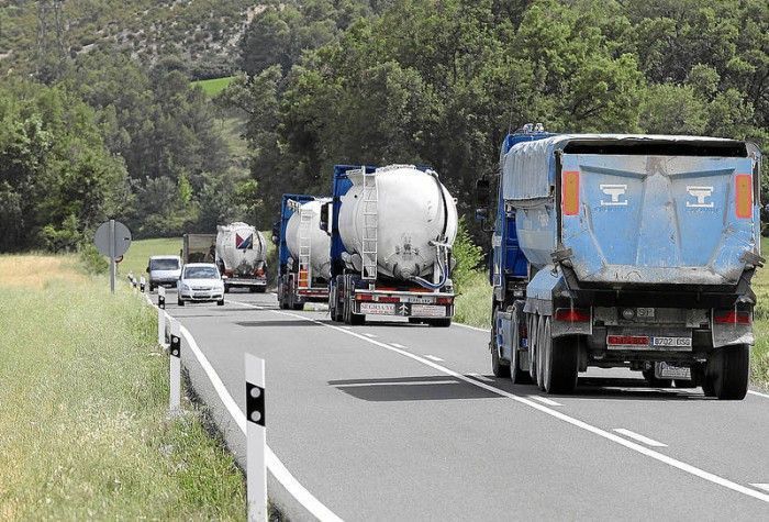 Camiones circulando por una carretera valenciana Camiones circulando por una carretera valenciana