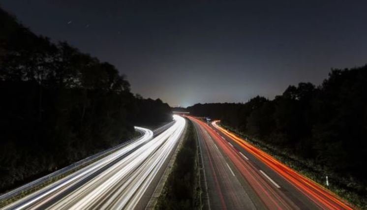 Imagen de una carretera de noche