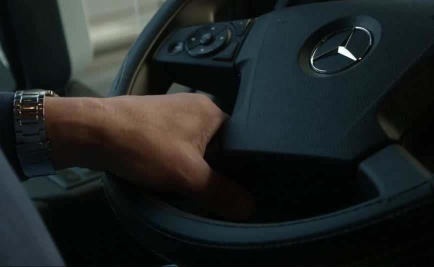 Conducir con una mano al volante Conducir con una mano al volante