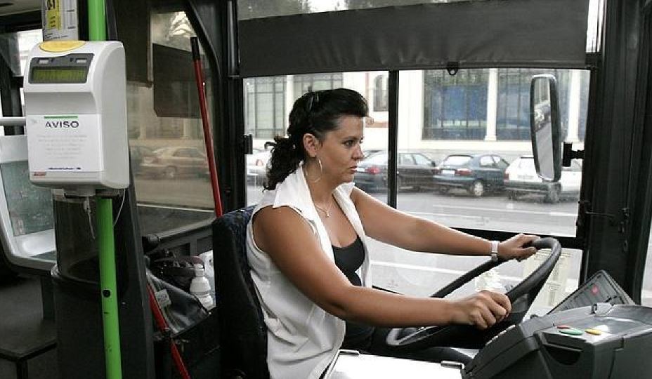 Una conductora de autobús