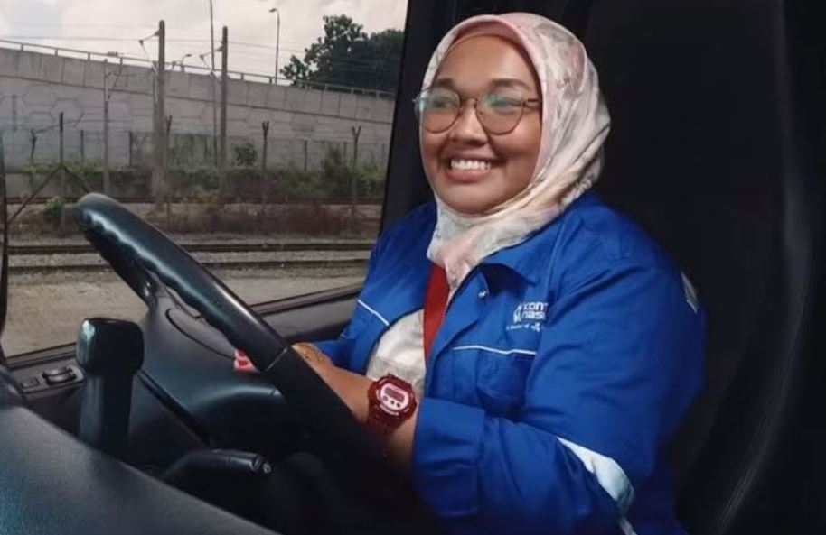 Siti Rahimah Binti Makmur conduciendo su camión Scania