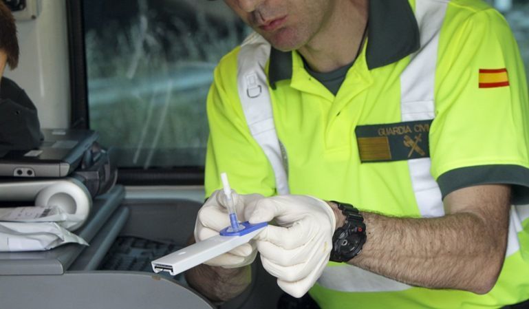Un control de la Guardia Civil al conductor de un transporte escolar