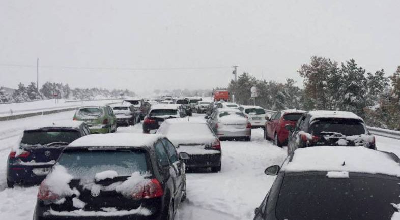 Coches detenidos por la nieve en la AP-6