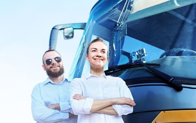 Imagen de dos conductores de autobús