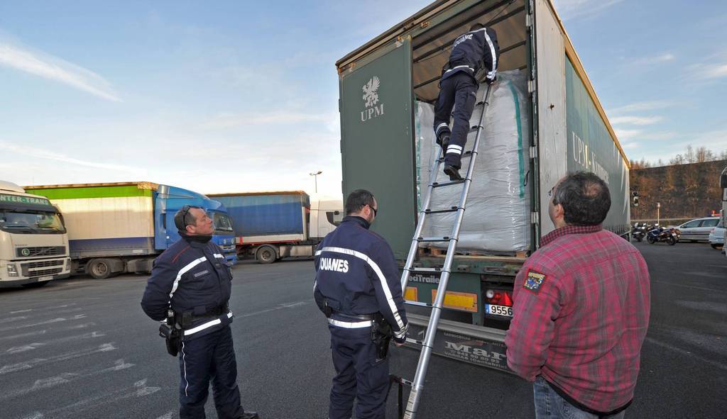 Policías de aduana franceses controlan la carga de un camión español en Lille en 2011. PHILIPPE HUGUEN GETTY IMAGES