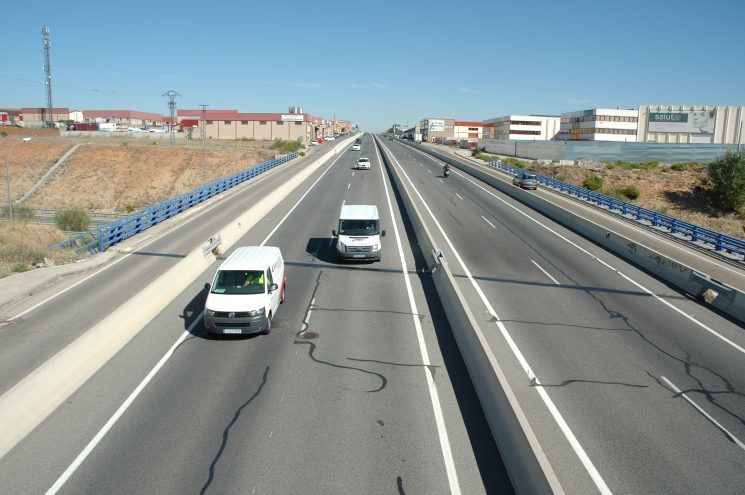 Furgonetas en una carretera
