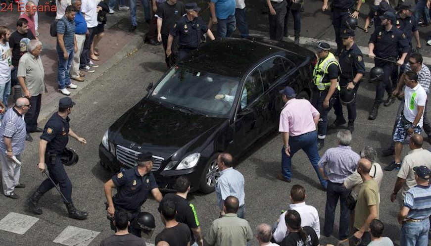 Taxistas madrileños protestan contra un vehículo de la compañía Cabify