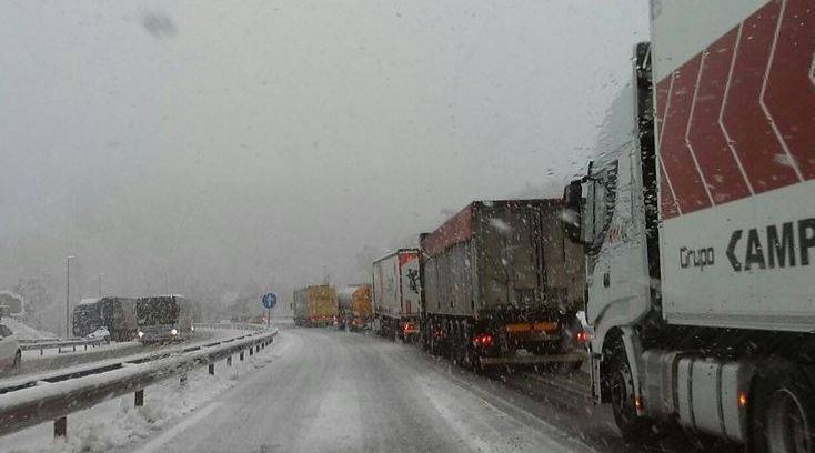 Autopista de Navarra con camiones parados por la nieve.