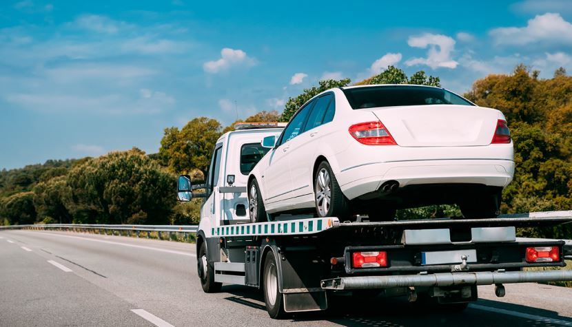 Imagen de un coche en una grúa