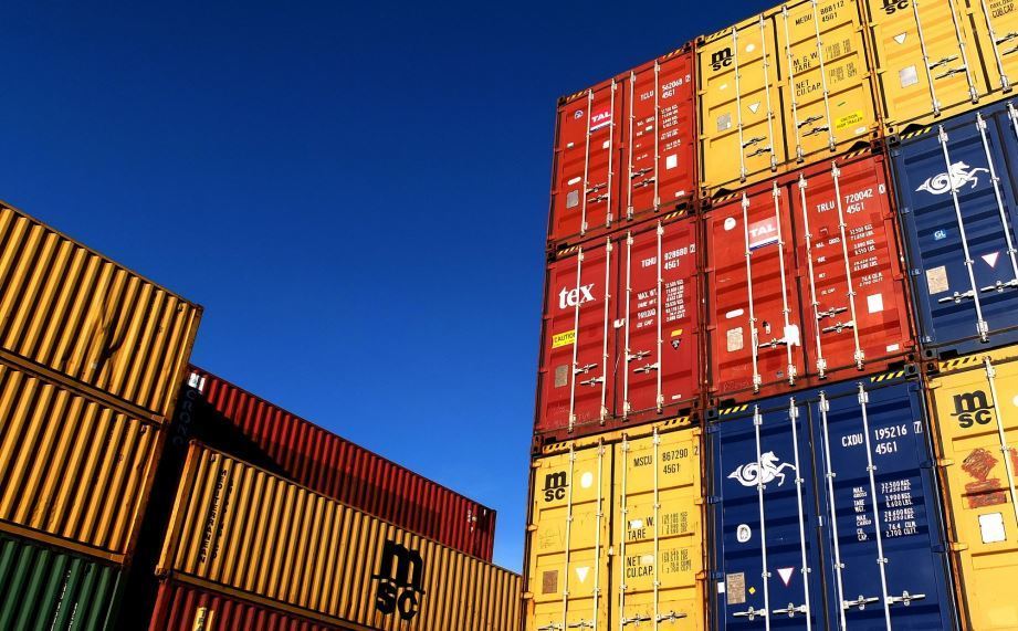 Contenedores en un Puerto marítimo