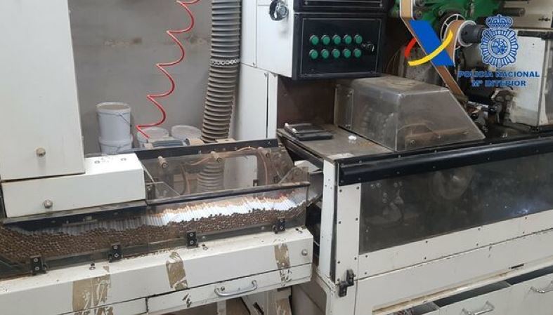 Imagen de una de las máquinas que utilizaban para fabricar cigarrillos
