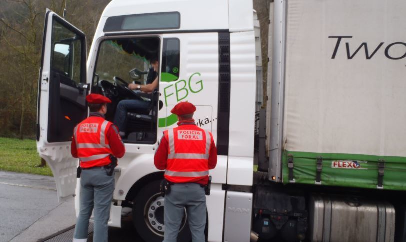 Imagen de un control de la Policía Foral en la N-121-A