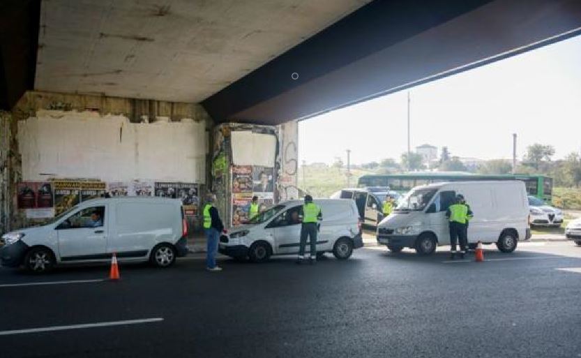 Imagen de un control a furgonetas de la DGT