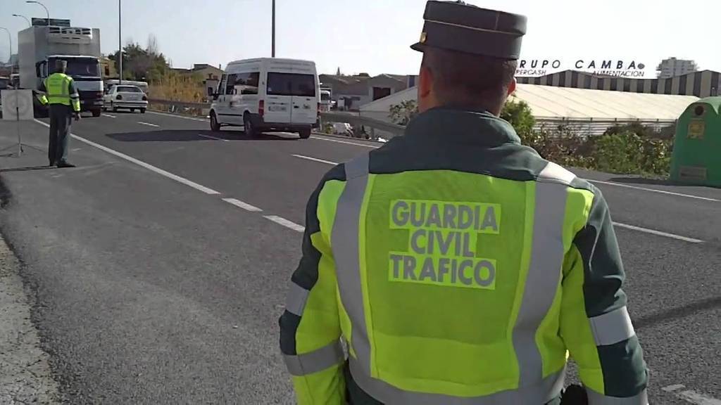 Un guardia civil en un control